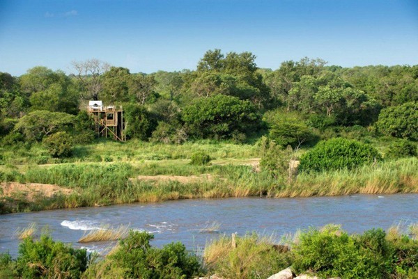 The treehouse overlooks the Sabie River, the life blood of the southern Sabi Sand Game Reserve