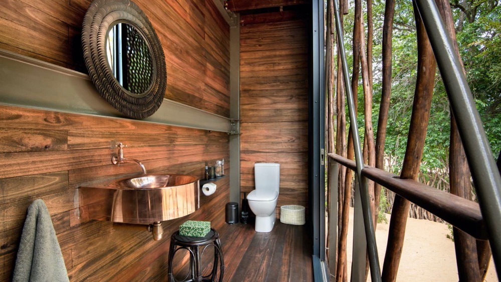 The fully plumbed bathroom of the eco friendly Ngala Treehouse
